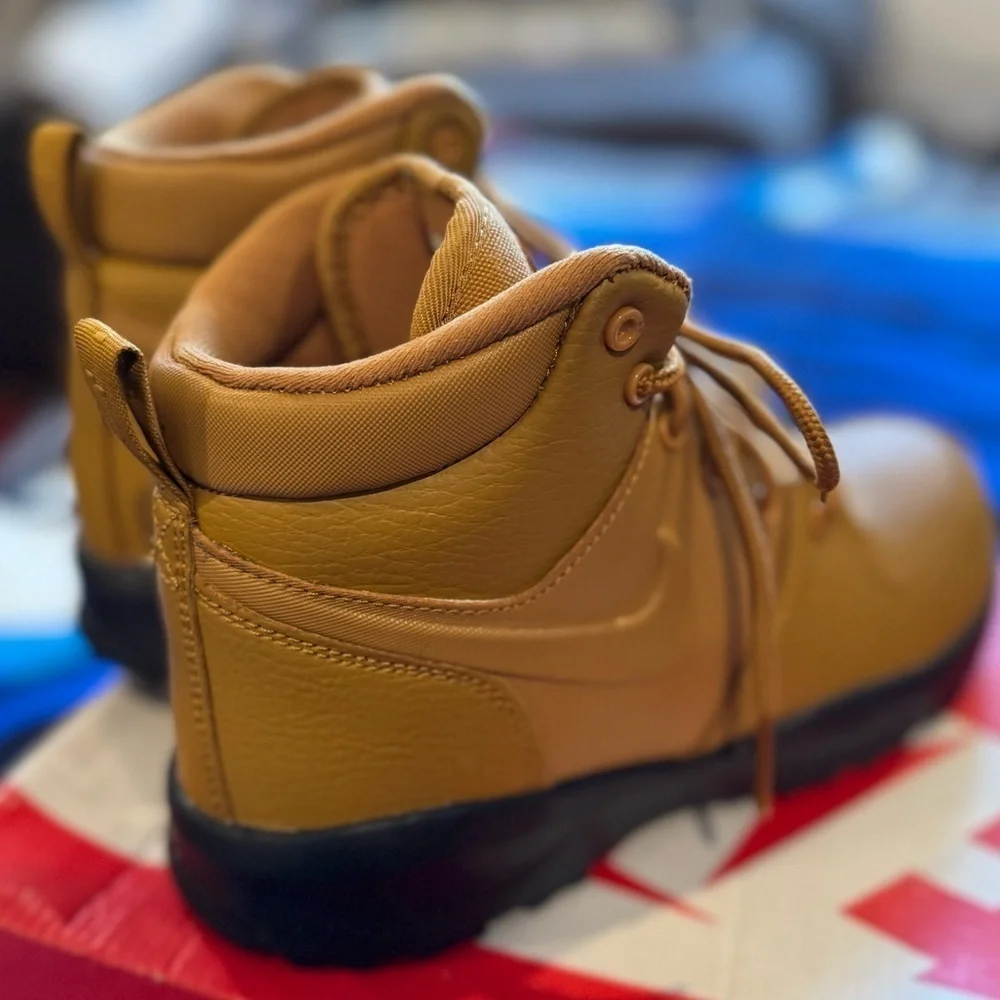 Kids Boys/Girls Brown Nike Manoa Boots Size 3Y Brand New